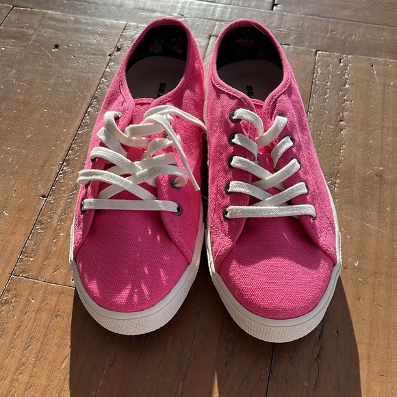 SeaVees Monterey Pink Canvas Sneakers NWOB - Picture 2 of 6